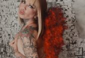 Engel chica super tatuada de piel blanca
